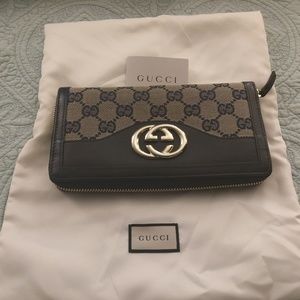 Woman's zippered Gucci wallet